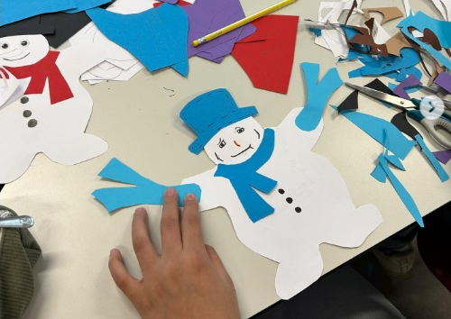 Weihnachtsbasteln mit engagierter Großmutter